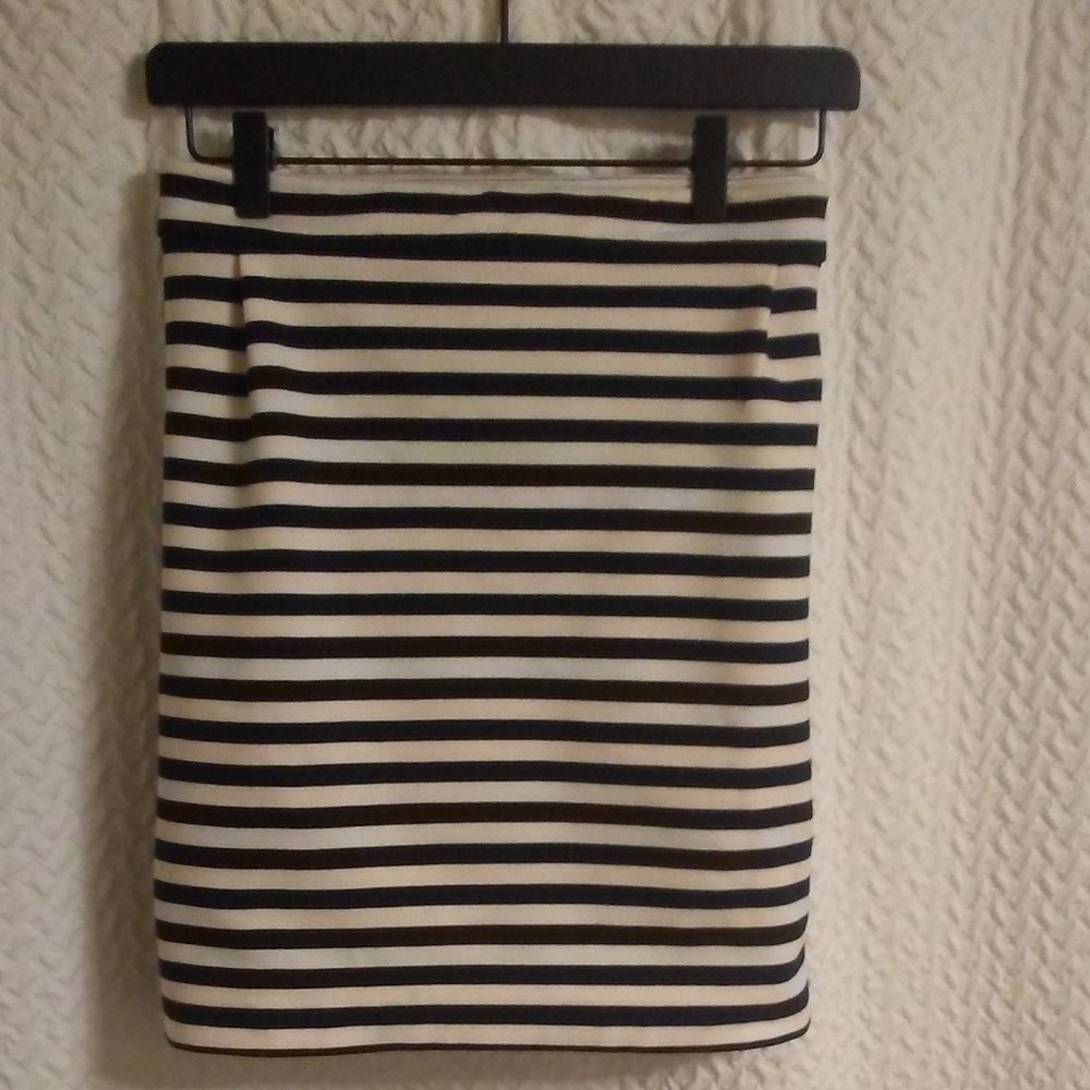 CLASSY, TIMELESS "TOMMY HILFIGER" SIZE 18, SKIRT